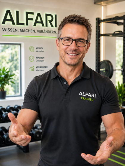 Freundlich lächelnder ALFARI Trainer mit Brille und offener Haltung